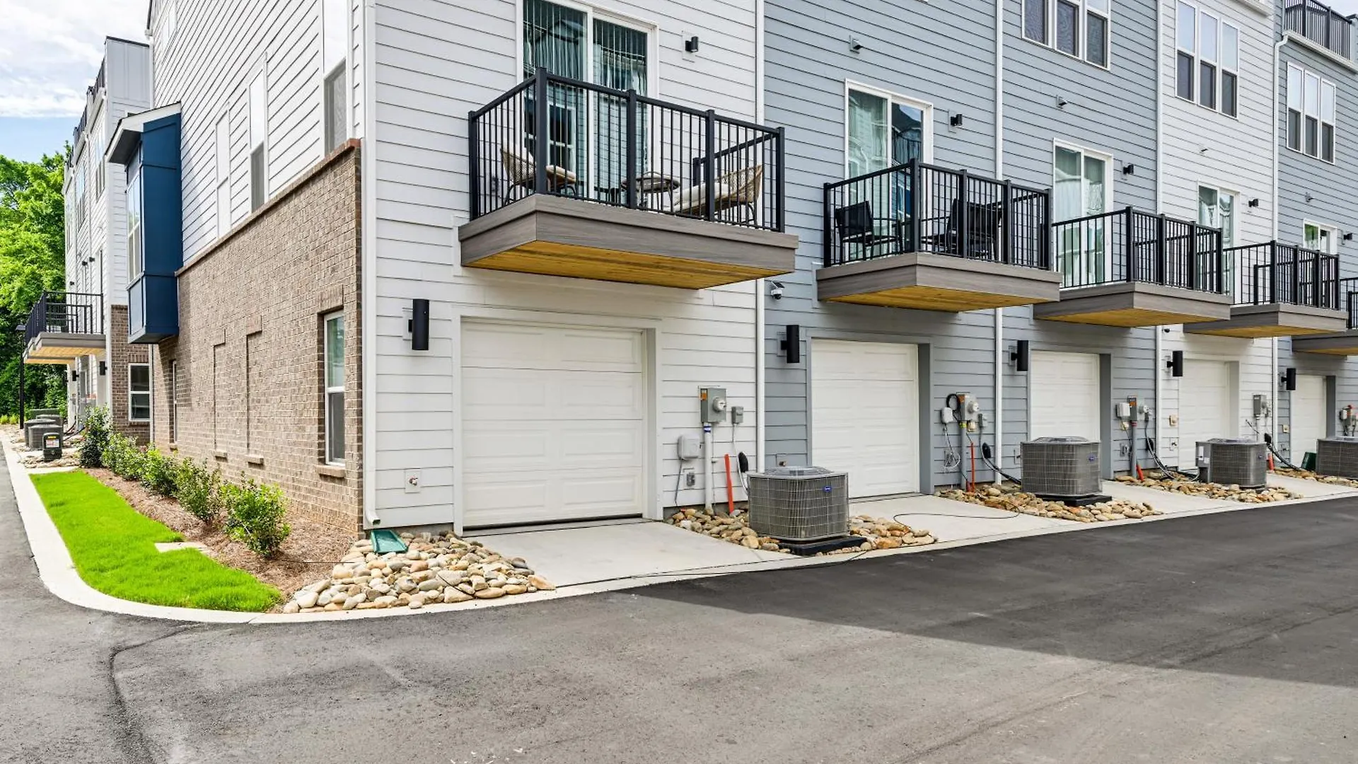 2 Mi To Uptown Charlotte Townhome With Balconies!