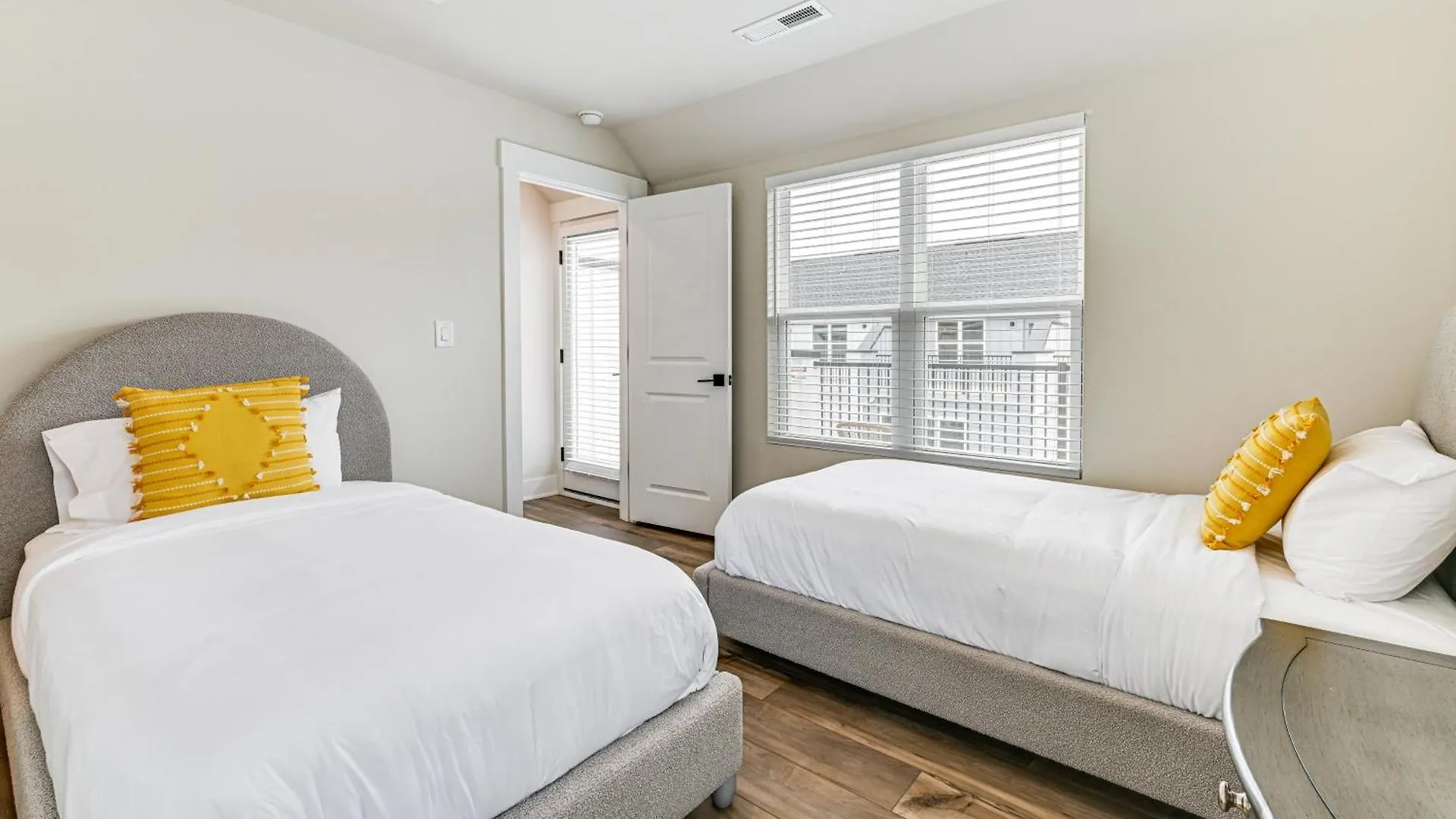 2 Mi To Uptown Charlotte Townhome With Balconies! 米国